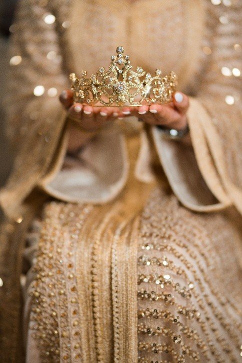 Mariée en tenue traditionnelle blanche et or